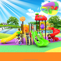 Structure de jeu extérieure pour enfants avec double toboggan et toboggan spiral en plastique, idéale pour les parcs et les écoles maternelles