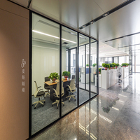 Poste de travail pliable personnalisable avec cadre en aluminium, design moderne, cloisons de bureau en verre intelligent pour écoles et gymnases