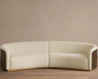 Canapé modulaire moderne en forme de croissant, revêtement en bouclette crème, accents en bois cannelé, base en métal, section incurvée de style Japandi