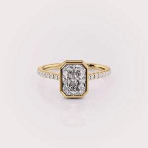 Bague pour femme en or jaune/rose/blanc 18 carats avec diamant de laboratoire taille Radiant serti clos et bande pavée plaquée rhodium, style luxe - Product Image 1