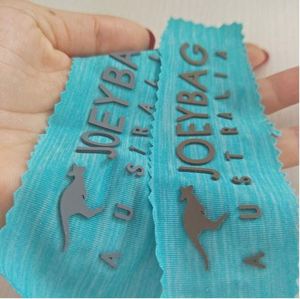 Étiquettes thermocollantes pour vêtements à prix abordable avec silicone comme transferts thermiques personnalisés en plastisol - Product Image 1
