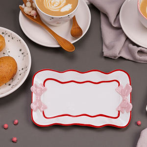 طبق حلوى أنيق من السيراميك من Redeco بحافة حمراء وفيونكة وردية، طقم أطباق سيراميك فاخر، أدوات مائدة لطيفة للاستخدام في الحفلات المنزلية - Product Image 6