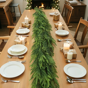 Guirlande de Noël artificielle Yan Ju 1,8 m, en rotin de pin bicolore, vert dense, pour la décoration de la maison, de la table et de la cheminée - Product Image 1