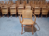 Chaises de salle à manger en bois massif empilables de style vintage moderne avec dossier en rotin pour hôtels, fêtes, banquets, événements et mariages - En vente
