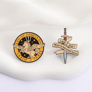 Spilla Smaltata con Logo Camp Half-blood 'Non Voglio Essere un Mezzo-Sangue', Percy con la Spada, Badge per Colletto Ispirato ai <span class=keywords><strong>Film</strong></span> Fantasy - Product Image 3