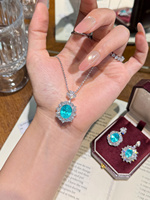 Pendentif en or blanc 18 carats avec diamant Paraiba de laboratoire, pierre principale ovale, halo en forme de soleil, bijoux fins de luxe en pierres précieuses colorées