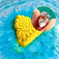Bombe de bain en forme de boule de sel de bain unique et mignonne avec une bague surprise à l'intérieur