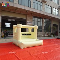 Structure gonflable commerciale jaune pastel pour activités de plein air avec piscine à balles, idéale pour la location
