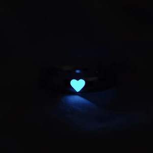 Anello di Coppia con Cuore Luminoso Blu, Anello Fluorescente al Buio a Forma di Cuore per San Valentino, Promessa d'Amore che si Illumina al Buio - Product Image 2