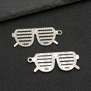 Pendentif lame de rasoir en forme de pistolet, collier, breloques en métal pour décoration de chaussures, étuis et objets divers - Product Image 5