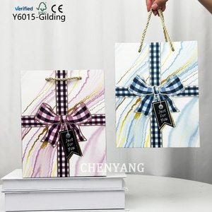 Usine de sacs en papier personnalisables de taille moyenne, emballage de vacances avec logo imprimé en gros, matériau recyclé, sac en papier de haute qualité - Product Image 2