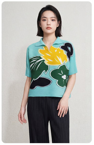 PY 2026 Haut plissé décontracté Miyake à col polo, imprimé floral large, coupe ample, manches courtes, vente en gros de vêtements en vrac - Product Image 5