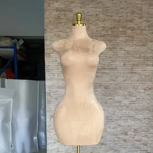 Maniquí femenino con curvas y pechos grandes a la cadera, vestido de medio cuerpo, forma de Maniquí de Boutique, bata de exhibición, maniquí