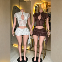 Ensemble 2 pièces en maille à pois pour femme, haut à manches courtes avec découpe en forme de clé et mini-jupe taille basse, tenue assortie pour soirée d'été