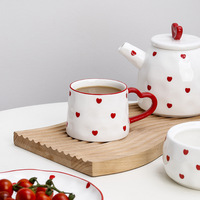 Ensemble de tasses à thé en céramique peintes à la main rouge et blanches avec bord irrégulier et base antidérapante pour le petit-déjeuner quotidien et les moments douillets