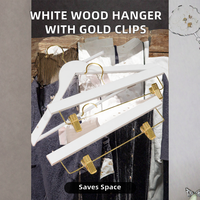 Cintre en bois blanc avec pinces dorées, crochet plat simple, design minimaliste et écologique pour magasin de vêtements et organisation de placard