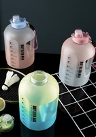 Bouteille d'eau en plastique givrée de grande capacité de grande capacité dégradée bouteille d'eau de sport portable avec poignée.