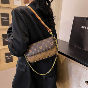 Sac à bandoulière de luxe en PU pour femme, de grandes marques, nouveau, imprimé et personnalisé, idéal pour les trajets quotidiens, avec chaînes de style sous le bras - Product Image 1