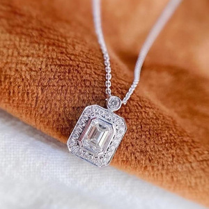 Collana con Ciondolo a Forma di Bottiglia di Profumo per Donne, Catena Minimalista per Clavicola, Gioiello Elegante per Uso Quotidiano - Product Image 1
