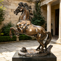 Sculpture de cheval au galop en bronze, style artistique vintage, dimensions personnalisables, pour place publique ou cour.