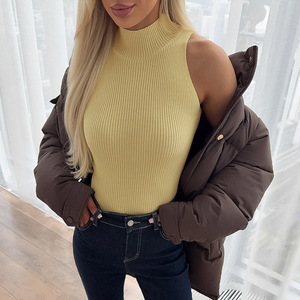 Haut tricoté côtelé sans manches à col roulé pour femme, coupe ajustée, jaune, collection été 2026, tenue décontractée - Product Image 2