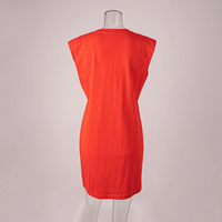 Robe trapèze rouge tendance sans manches pour femme, col rond, détail épaulettes, coupe droite décontractée, tenue estivale décontractée