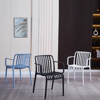 Chaise d'hôtel moderne en plastique avec accoudoirs confortables - Empilable, portable et durable pour salon et événements de mariage