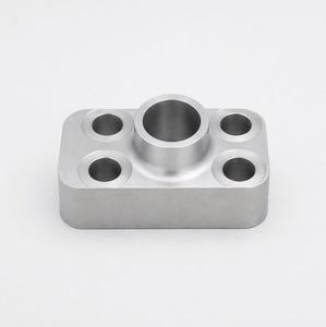 Bloc à bride rectangulaire usiné CNC de haute précision sur mesure avec alésage central et trous de fixation par des fabricants vietnamiens - Product Image 1