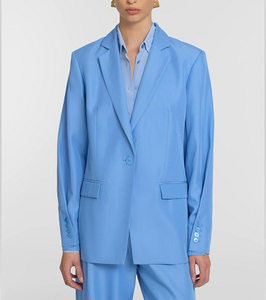 Blazer bleu ciel pour femme avec revers cranté, poches à rabat, poignets ajustés, parfait pour une tenue professionnelle de bureau - Product Image 4