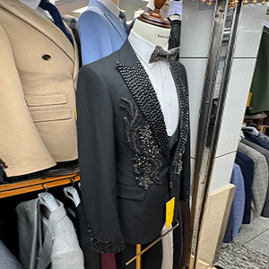 <span class=keywords><strong>Abito</strong></span> da <span class=keywords><strong>Uomo</strong></span> Tre <span class=keywords><strong>Pezzi</strong></span> Monopetto Nero con Strass e Applicazioni in Pizzo Ricamate a Mano, Pronto per uno Stile Business - Product Image 4