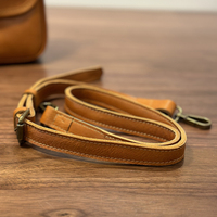 Tas Selempang Kulit Nabati Berlogo Kustom untuk Wanita, Tas Messenger Vintage dengan Tutup Lipat dan Tali Pengikat yang Dapat Disesuaikan untuk Perjalanan Sehari-hari