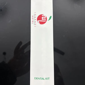Kit dentaire vide en papier kraft biodégradable, pochettes thermoscellables à impression bicolore pour les commodités des chambres d'hôtel - Product Image 1