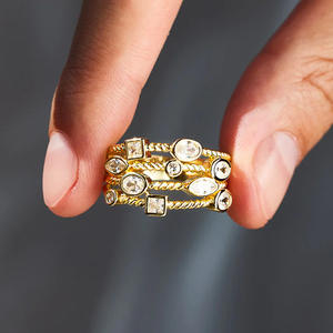 Anelli Geometrici T0620 con Cristalli e Strass, Montatura in Oro, Unisex per Uso Quotidiano - Product Image 1