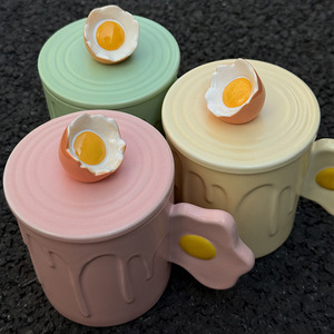 Ensemble de tasses à café en céramique créatives et mignonnes en forme d'œuf, design œuf frit et œuf brisé, jaune, vert et rose, avec couvercle et cuillère, pour la maison et les cadeaux - Product Image 2