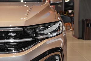 <span class=keywords><strong>VW</strong></span> T-<span class=keywords><strong>ROC</strong></span> 300TSI DSG Morning Glow Edition 1.5T SUV Compatto 2025 - Esportazione Globale Disponibile - Product Image 3