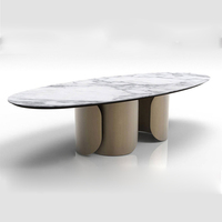Tables à manger circulaires modernes en métal doré 8 places avec plateau en pierre frittée effet marbre