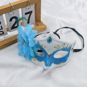 Voile de soirée haut de gamme pour femme, style Saint-Valentin, demi-visage, avec fleur latérale et strass, en plastique, pour couple - Product Image 4