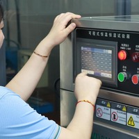 Bande isolante en fibre de verre et feuille d'aluminium pour le blindage thermique des câbles électriques de véhicules