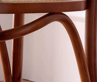 Chaise de salle à manger MULIGNA en rotin noir et bois de teck, de haute qualité et à prix abordable, idéale pour les événements et banquets.