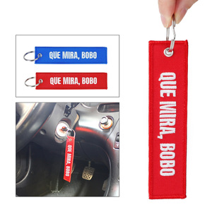 Porte-clés de voiture Que Mira Bobo en tissu rouge et bleu avec boucle métallique pour accessoires automobiles - Product Image 4
