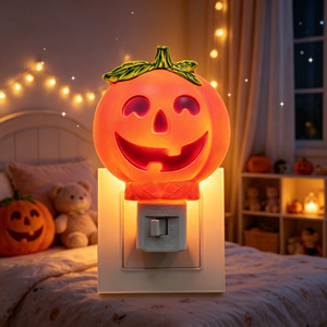 Lanterne LED Jack O'Lantern rose pour Halloween, lampe de nuit en plastique en forme de citrouille à brancher sur prise murale, décoration de maison pour les fêtes, vente en gros, personnalisable, cadeau - Product Image 3