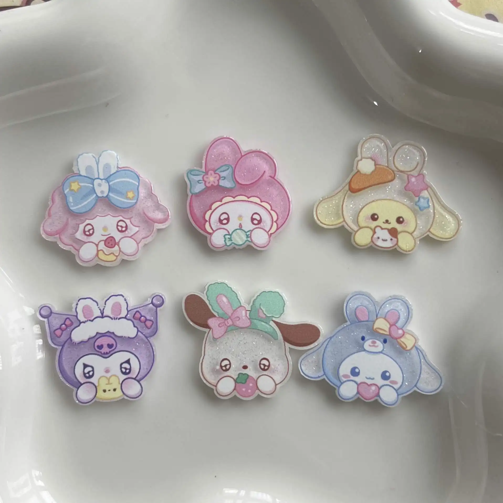 Encantos acrílicos Sanrio glitter Kuromi Kitty Melody Pochacco com mini animal frutas decoração DIY