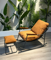Fauteuil à bascule moderne en cuir véritable orange avec coussin capitonné en mousse à mémoire de forme, accoudoirs en bois massif et structure à bascule en métal noir