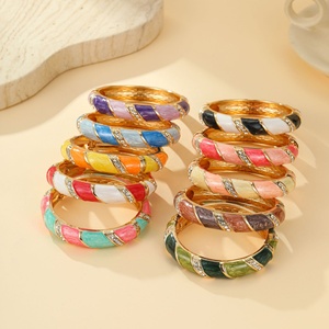 กำไลข้อมือโลหะผสมเคลือบสีแบบสองชิ้นประดับเพชร ดีไซน์หยดน้ำมันสีสันสดใส ไม่ซีดจาง ทันสมัยและสไตล์เรโทร - Product Image 1