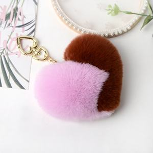พวงกุญแจรูปหัวใจขนปุยหลากสีสันน่ารักนุ่มนิ่ม พร้อมพู่ห้อยขนฟู - Product Image 4