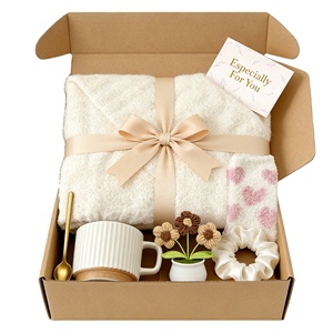 Coffret Cadeau Relaxation pour Elle : Couverture Douce, Mug, Fleurs Artisanales – Cadeau Parfait pour Anniversaire ou Pendaison de Crémaillère - Product Image 1