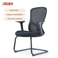 Chaise de réunion professionnelle en maille avec cadre en fer à pieds courbés, accoudoirs fixes, siège large inclinable, couleurs personnalisables, pour bureau à domicile, atelier, vente en gros