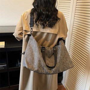 Nueva Bolsa de Gimnasio Multifuncional Impermeable a la Moda, Bolsa de Hombro Individual de Gran Capacidad, Estilo Vintage Premium - Product Image 4