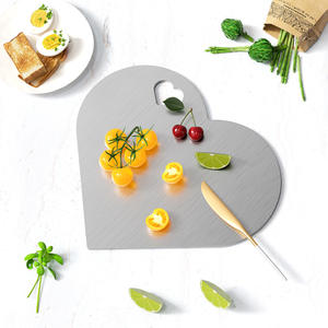 Planche à découper en acier inoxydable en forme de cœur avec poignée pour la cuisine et les cadeaux - Product Image 2