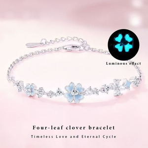 กำไลข้อมือทองเหลืองชุบเงินลายดอกไม้ดาวนำโชคโคลเวอร์เรืองแสงในที่มืด ดีไซน์สวยเก๋สำหรับผู้หญิง เหมาะเป็นของขวัญ - Product Image 1